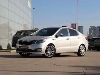 2016 Kia Rio III Рестайлинг, серебристый, 1096000 рублей, вид 1