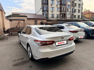 2018 Toyota Camry VIII (XV70), белый, 1900000 рублей, вид 4