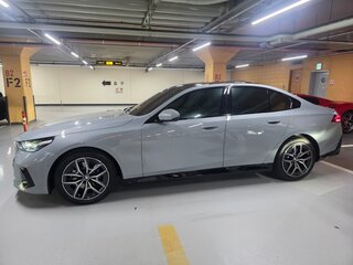 2025 BMW 5 серии 523d xDrive VIII (G60/G61/G68), чёрный, 7390000 рублей, вид 3