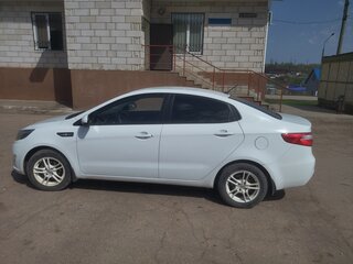 2013 Kia Rio 5-speed III, белый, 790000 рублей, вид 4