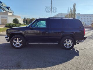 1998 Chevrolet Tahoe I, чёрный, 1099000 рублей, вид 4