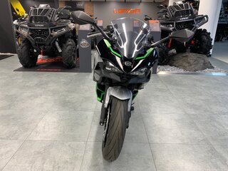 2025 Kawasaki Ninja 7, серый, 850000 рублей, вид 4