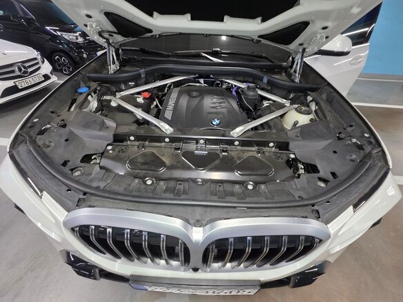 2024 BMW X7 40i I (G07) Рестайлинг, белый - вид 7