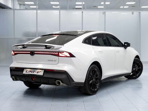 2024 Changan UNI-V I, белый, 2650000 рублей - вид 3
