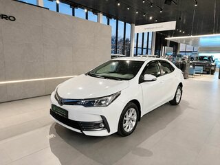 2018 Toyota Corolla XI (E160, E170, E180) Рестайлинг 1, белый, 1629000 рублей, вид 3