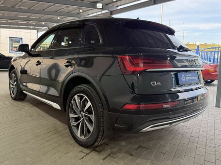 2021 Audi Q5 45 TFSI II (FY) Рестайлинг, чёрный, 4749000 рублей, вид 2