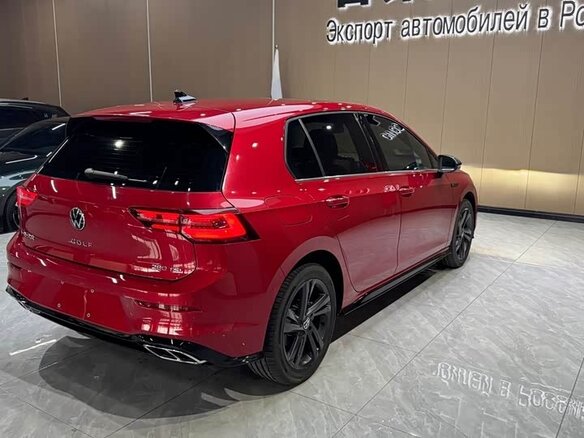 2023 Volkswagen Golf VIII, красный, 1740000 рублей - вид 5