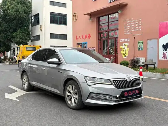 2020 Skoda Superb III Рестайлинг, серебристый, 1660000 рублей - вид 1