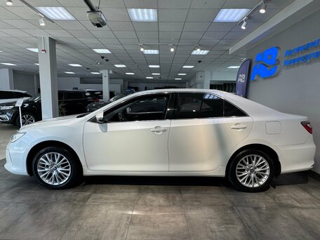 2015 Toyota Camry VII (XV50) Рестайлинг, белый, 2205000 рублей, вид 5