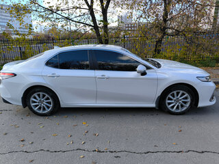 2021 Toyota Camry VIII (XV70) Рестайлинг, белый, 3300000 рублей, вид 2