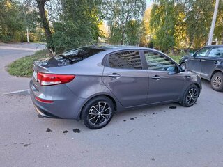 2015 Kia Rio III Рестайлинг, серый, 825000 рублей, вид 4