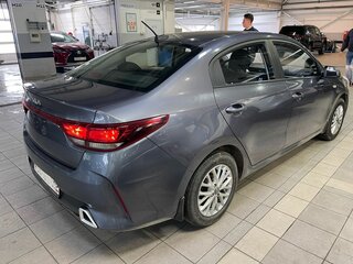 2021 Kia Rio IV Рестайлинг, серый, 1550000 рублей, вид 4