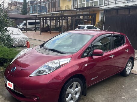 2011 Nissan Leaf (EM61) I (ZE0/AZE0), красный, 945000 рублей, вид 5