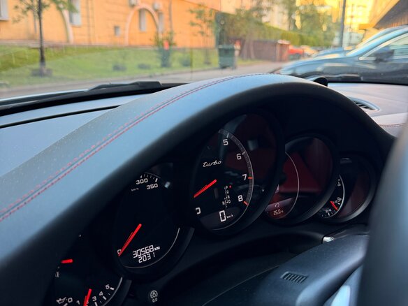 2015 Porsche 911 Turbo VII (991), серебристый, 11290000 рублей - вид 15