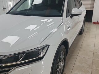 2018 Volkswagen Touareg III, белый, 3820000 рублей, вид 1