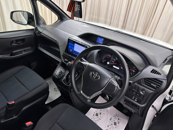2018 Toyota Voxy III (R80) Рестайлинг, белый, 2199999 рублей - вид 11
