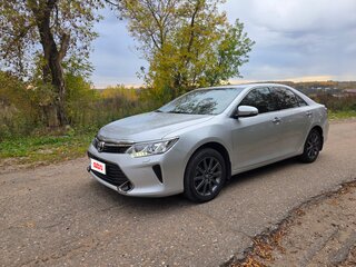2015 Toyota Camry VII (XV50) Рестайлинг, серебристый, 1970000 рублей, вид 2
