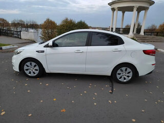 2016 Kia Rio III Рестайлинг, белый, 1140000 рублей, вид 3