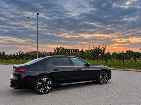 2024 BMW 7 серии 740i xDrive VII (G70), чёрный, 12900000 рублей, вид 3