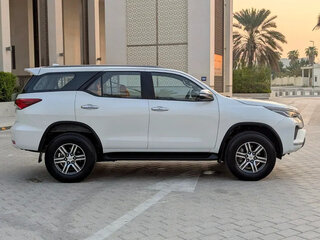 2023 Toyota Fortuner II Рестайлинг, белый, 4400000 рублей, вид 5