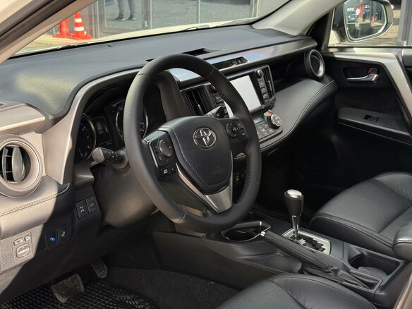 2017 Toyota RAV4 IV (XA40) Рестайлинг, белый - вид 9