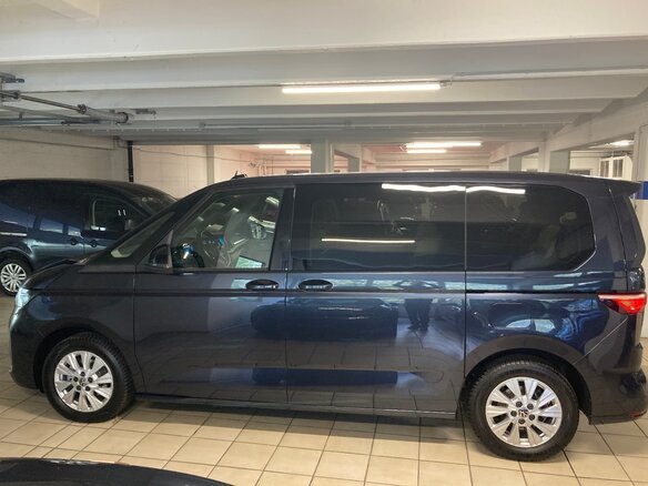 2022 Volkswagen Multivan T7, синий, 3900000 рублей - вид 3