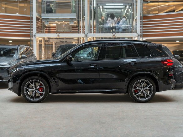 2026 BMW X5 M60i IV (G05/G18) Рестайлинг, чёрный, 18490000 рублей - вид 7