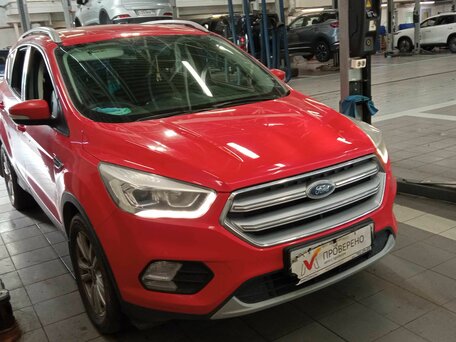 2017 Ford Kuga II Рестайлинг, красный, 1440000 рублей, вид 2