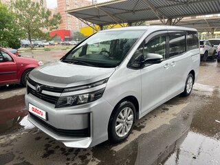 2016 Toyota Voxy III (R80), серебристый, 1650000 рублей, вид 1