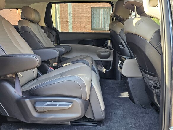 2025 Kia Carnival IV Рестайлинг, чёрный, 5900000 рублей - вид 8