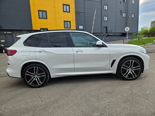 2019 BMW X5 30d IV (G05/G18), белый, 6750000 рублей, вид 3