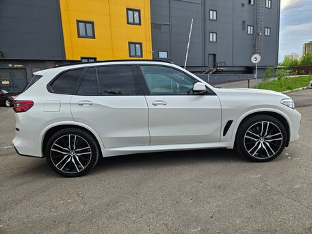 2019 BMW X5 30d IV (G05/G18), белый, 6750000 рублей, вид 3