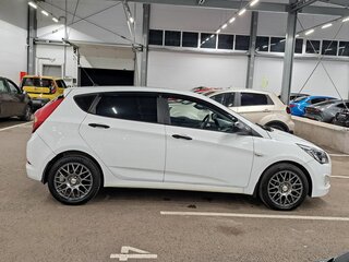 2016 Hyundai Solaris I Рестайлинг, белый, 735000 рублей, вид 4