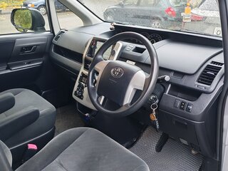 2012 Toyota Noah II (R70), серебристый, 1380000 рублей, вид 4