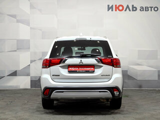2018 Mitsubishi Outlander III Рестайлинг 3, белый, 1790000 рублей, вид 5