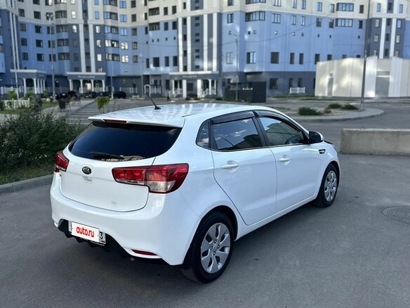 2015 Kia Rio III Рестайлинг, белый, 835000 рублей - вид 2