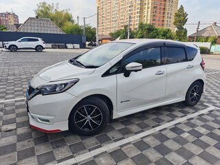 2018 Nissan Note e-Power II Рестайлинг, белый, 1450000 рублей, вид 4