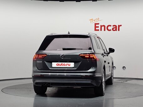 2020 Volkswagen Tiguan II, серебристый, 2450000 рублей, вид 4