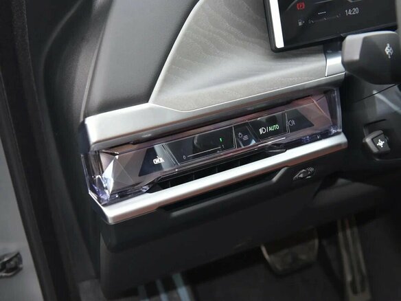 2025 BMW 7 серии 740i xDrive VII (G70), серебристый, 16780000 рублей - вид 14