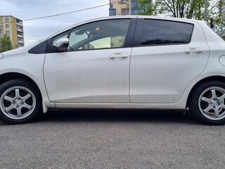 2018 Toyota Vitz III (XP130) Рестайлинг 2, белый, 920000 рублей, вид 2