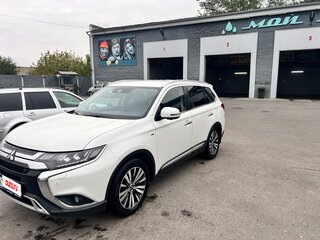 2019 Mitsubishi Outlander III Рестайлинг 3, белый, 2600000 рублей, вид 2