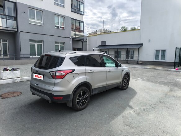 2017 Ford Kuga II Рестайлинг, серый, 1600000 рублей - вид 3