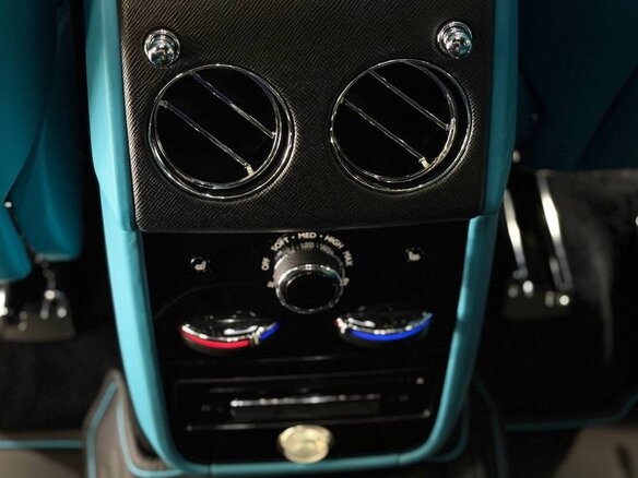 2023 Rolls-Royce Cullinan Black Badge I (Series I), чёрный, 39900000 рублей - вид 17