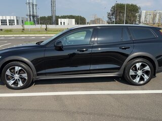 2019 Volvo V60 Cross Country II, чёрный, 2300000 рублей, вид 3