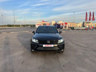 2017 Volkswagen Touareg II Рестайлинг, чёрный, 2700000 рублей, вид 2