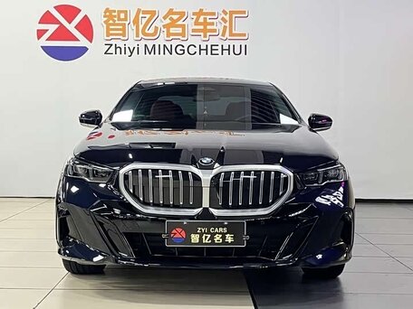 2025 BMW 5 серии Long 530Li xDrive VIII (G60/G61/G68), чёрный, 6930000 рублей, вид 3