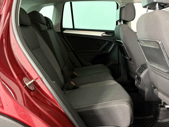 2019 Volkswagen Tiguan II, красный, 1850000 рублей - вид 10