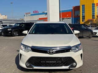2017 Toyota Camry VII (XV50) Рестайлинг, белый, 2150000 рублей, вид 3
