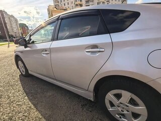2010 Toyota Prius III (XW30), серебристый, 900000 рублей, вид 4