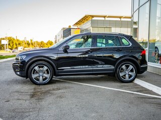 2017 Volkswagen Tiguan II, чёрный, 2548000 рублей, вид 4